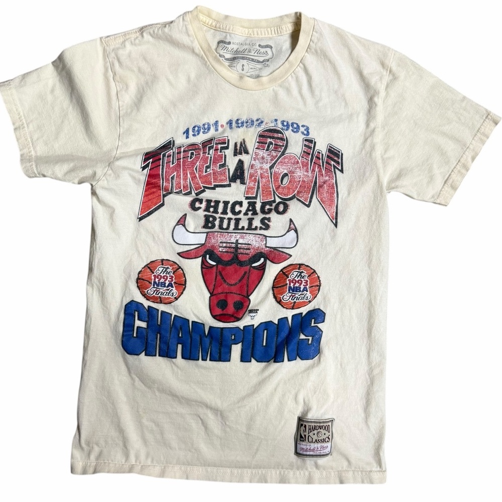 NBA Chicago Bulls Three in a Row Championship By Mitchell & Ness Small Cream Tee